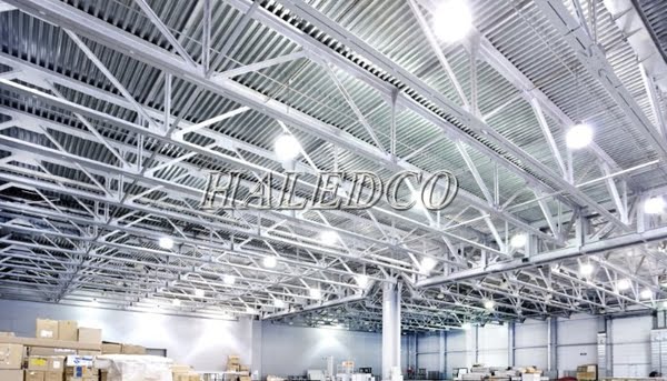 Lắp đặt đèn LED nhà xưởng HLHB2-150 chiếu sáng kho chứa