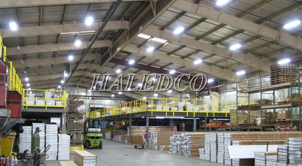 Lắp đặt Đèn LED nhà xưởng HLHB4-150 chiếu sáng nhà máy sản xuất