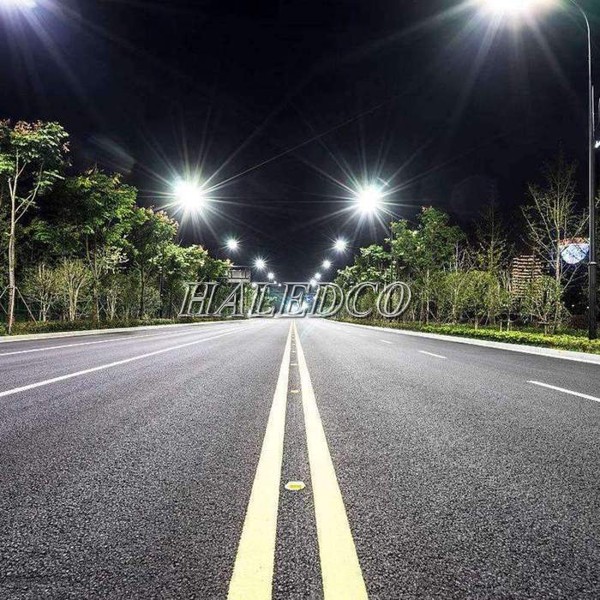 Đèn đường LED năng lượng mặt trời HLMTS10-40 chiếu sáng đường đi trong khu đô thị