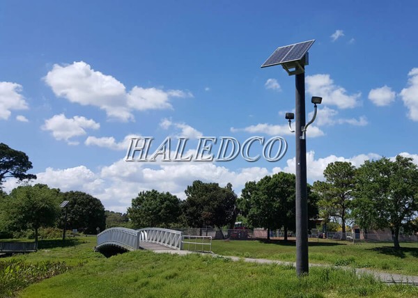 Đèn pha LED năng lượng mặt trời HLMTFL6-100 chiếu sáng công viên