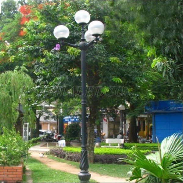 Kiểu dáng của cột đèn sân vườn Banian tay chùm CH07-4 4 bóng đèn đục