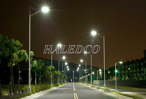 Đèn đường LED HLS20-100 chiếu sáng đường đi đô thị