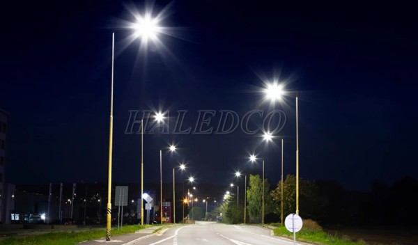 Đèn đường LED HLS24-100 chiếu sáng đường giao thông đô thị