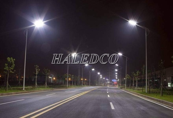 Đèn đường LED HLS19-100 chiếu sáng đường cao tốc