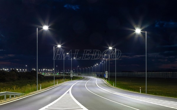 Lắp đặt đèn đường LED HLS3-150 chiếu sáng đường phố