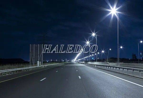 Đèn đường LED HLS23-150 chiếu sáng đường cao tốc