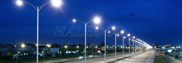 Đèn đường LED HLS14-300 chiếu sáng đường cao tốc
