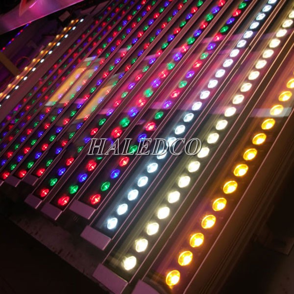 Màu ánh sáng của đèn LED chiếu hắt HLWW1-18 RGB