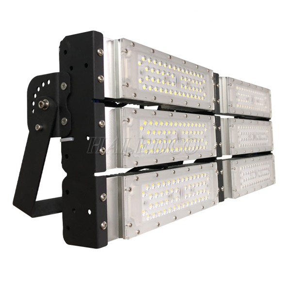 Đèn pha HLFL12-300 thiết kế đạt tiêu chuẩn IP66